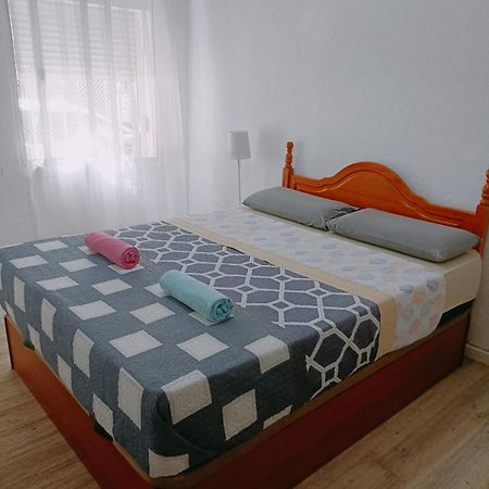 8 Mins Walk To Train Station Low Cost Youth Hostel セビリア エクステリア 写真