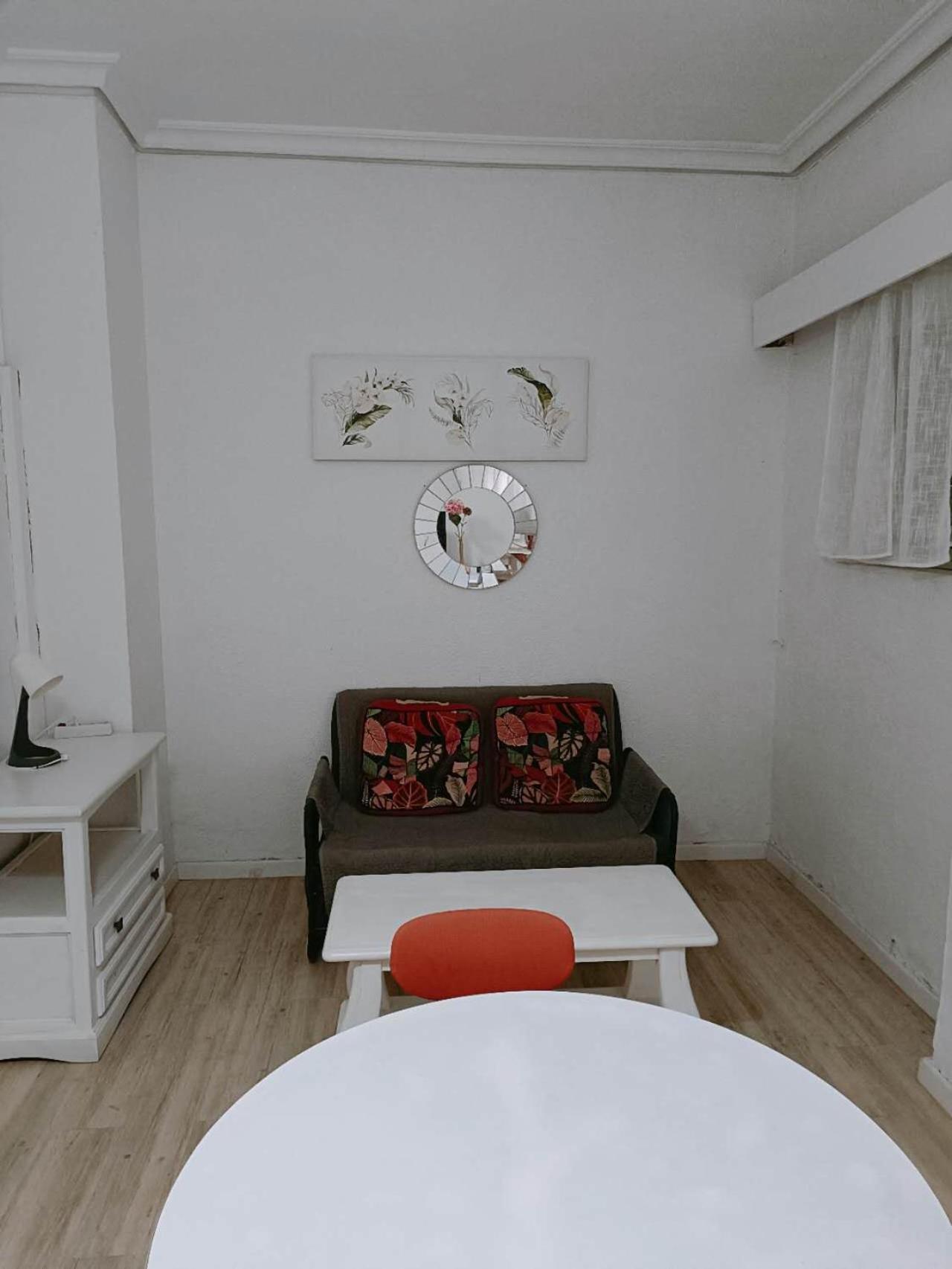 8 Mins Walk To Train Station Low Cost Youth Hostel セビリア エクステリア 写真