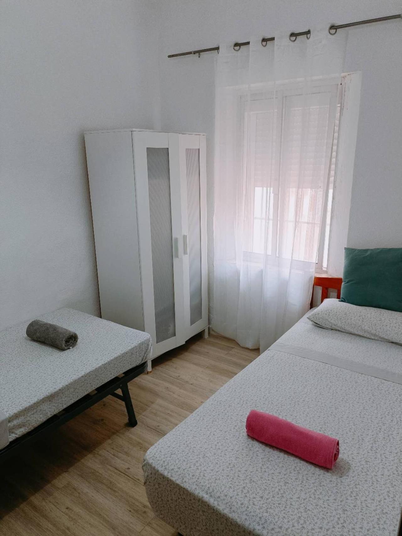 8 Mins Walk To Train Station Low Cost Youth Hostel セビリア エクステリア 写真